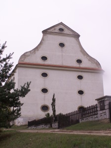 Hostim - panská sýpka (počátek 18. st., volutové štíty)