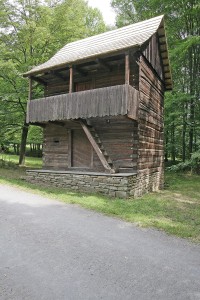 Skanzen_Valašská_dědina_-_sýpka_v_usedlosti_fojta_z_Lidečka