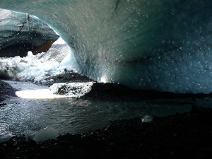 800px-Vatnajökull_-_Kverkfjöll_-_Glacier_cave