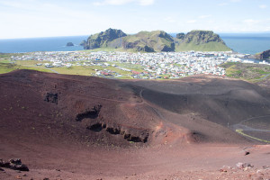Eldfell_-_the_crater_and_the_settlement