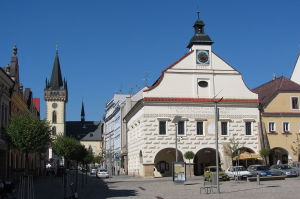 1280px-Kostel,radnice,dvur_kralove_nad_labem