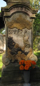 Chotouň_(Chrášťany),_detail_dříku_sochy_svatého_Prokopa,_svatý_Prokop_oře_s_čertem